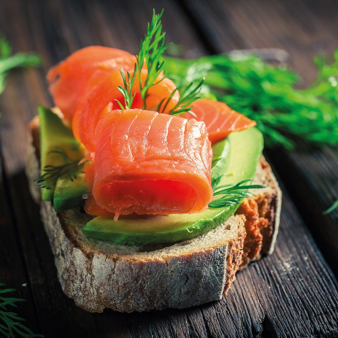 Bio Räucherlachs + HEINE Senf-Dillsauce in der Holzkiste 2