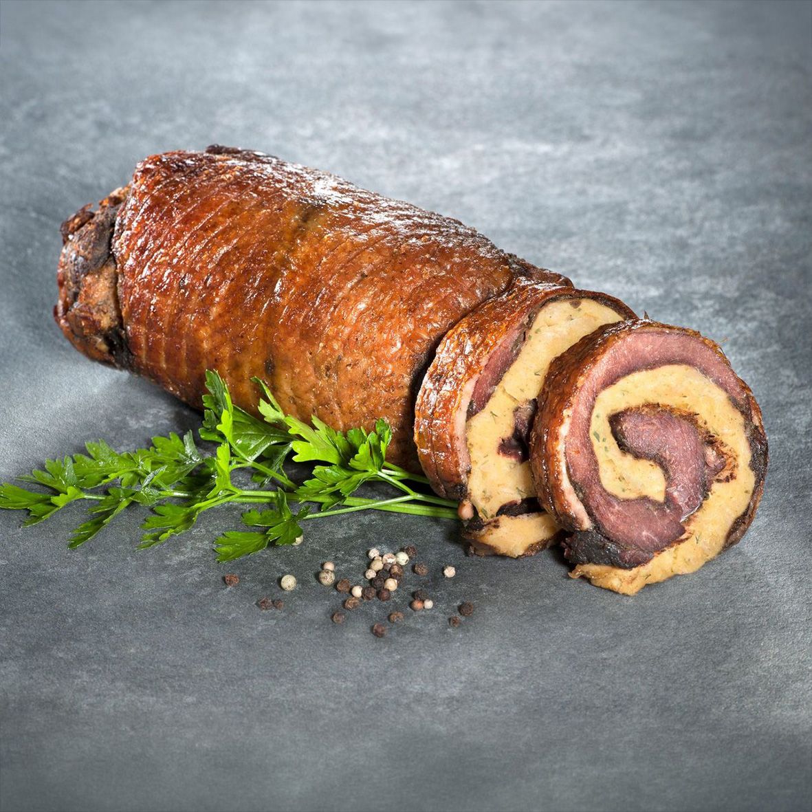 Gänserollbraten mit Semmelknödelfüllung
