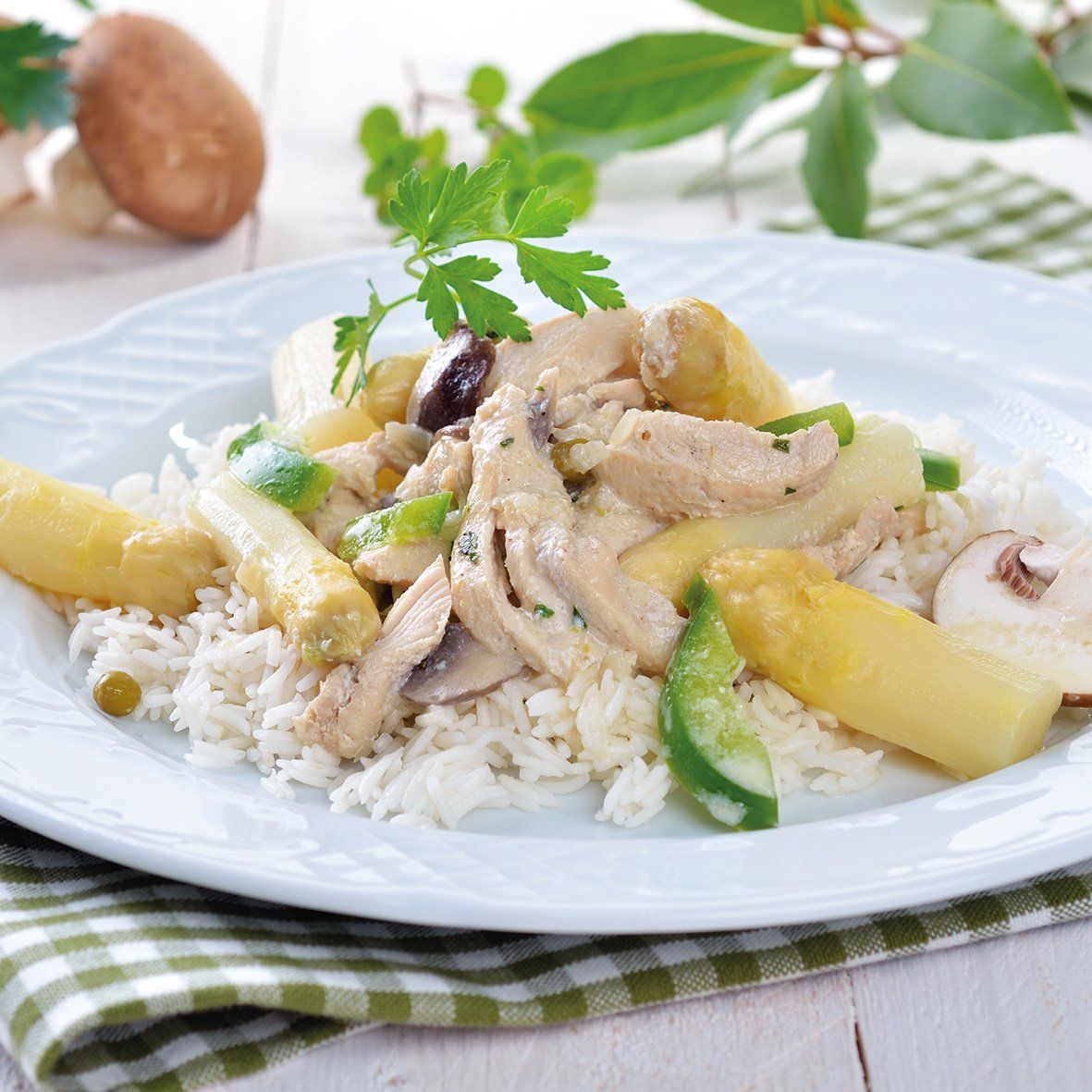 Hühnerfrikassee – klassisch cremig mit Spargel, Champignons & Erbsen