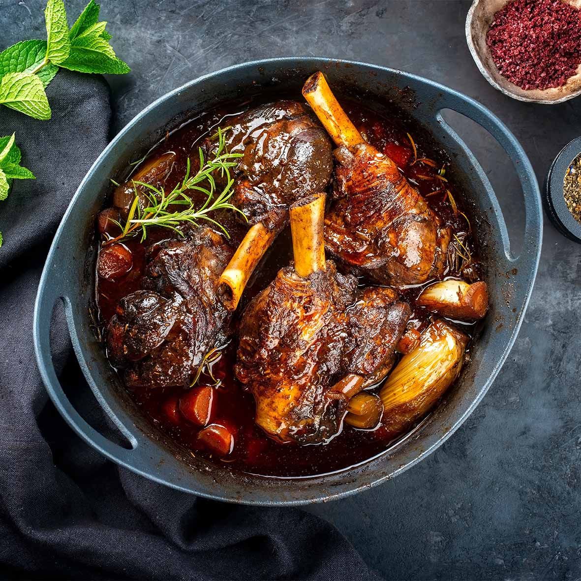 Lammhaxe mit Schmorgemüse – geschmort in Lammjus & Merlotwein (1 x 500 g)