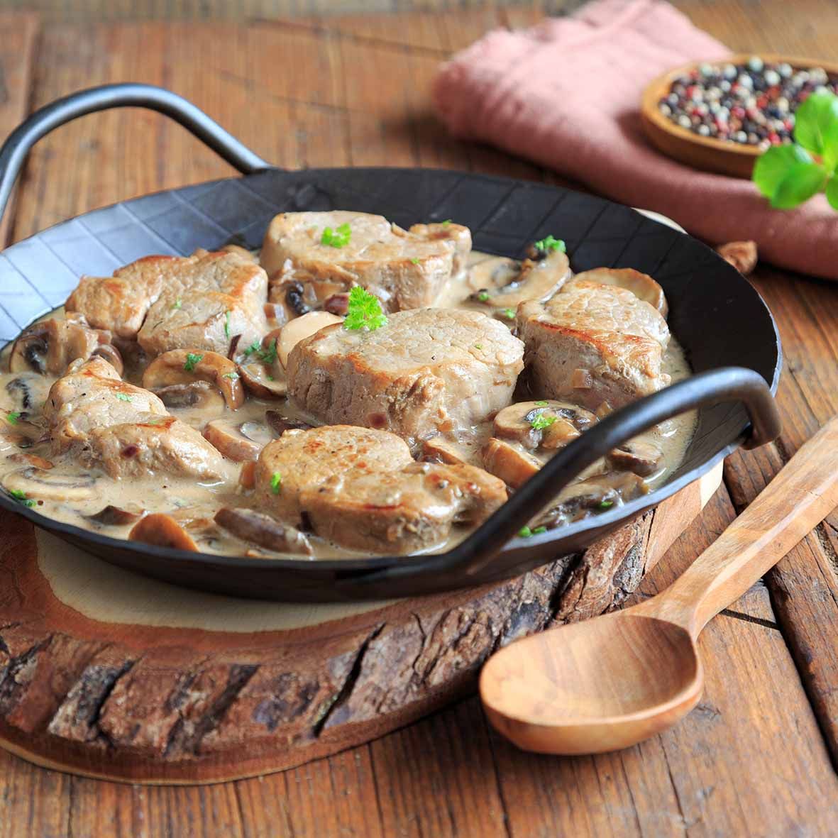 Schweinemedaillons in Champignonrahm – zarte Filetstücke in Rahmsauce mit Rotwein & Sherry (2 x 250 g)