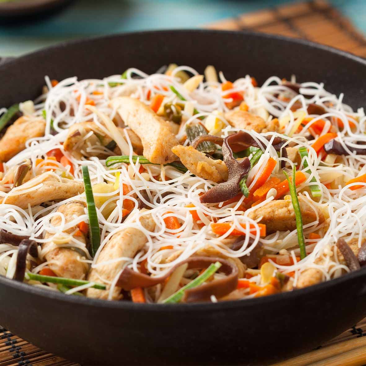 Nudel-Wokpfanne mit Hähnchen – Asiatische Pfanne mit Mie-Nudeln & Gemüse (1 x 400 g)