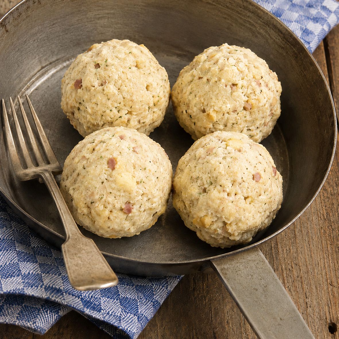 Semmelknödel mit geräucherten Entenbruststücken, 4 Stück