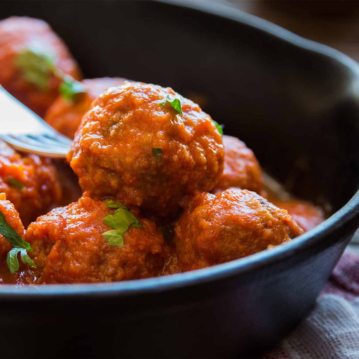 Vegane Hackbällchen in Basilikum-Tomatensugo – Würzige Bällchen in fruchtiger Sauce  (2 x 250 g)
