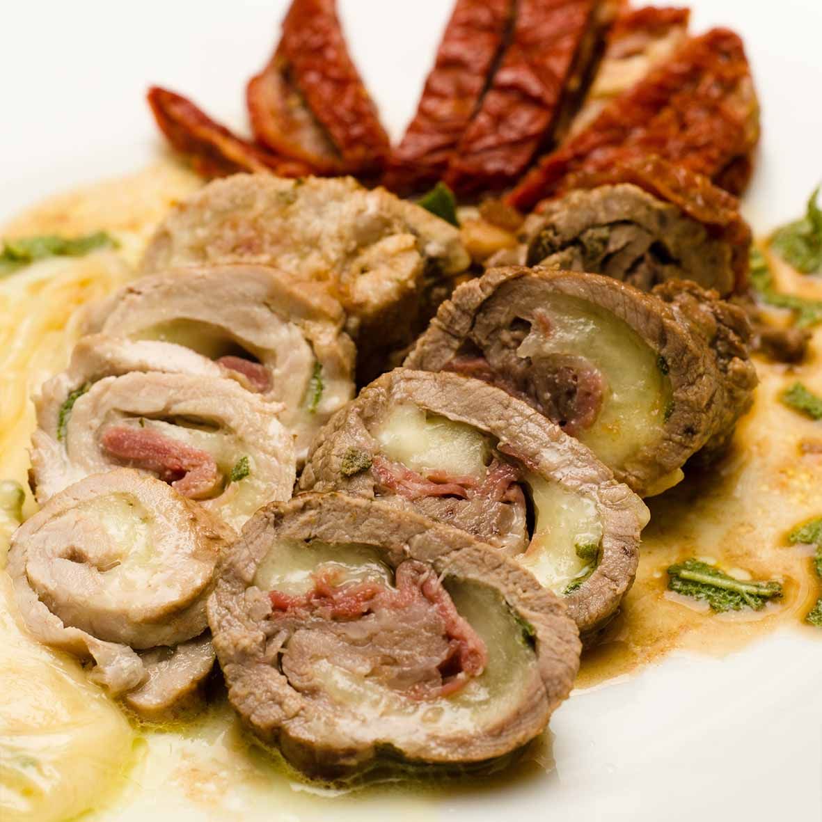 Kalbsfleischröllchen „Mediterran“ – mit getrockneter Tomate & Mozzarella in Salbeisauce (2 x 250 g)