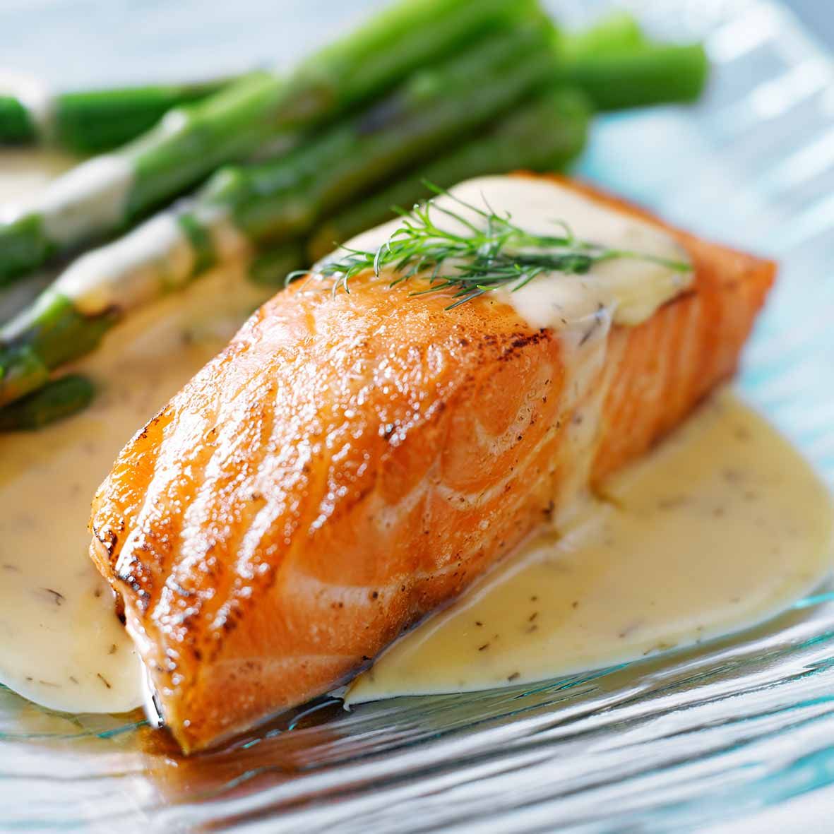 Lachs in Dill-Weißweinsauce – saftig gegartes Filet in feiner Rahmsauce (2 x 250...