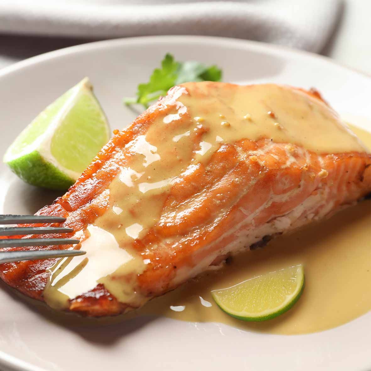 Lachsfilet in Limetten-Buttersauce – zartes Filet mit feiner Weißwein-Limettenno...