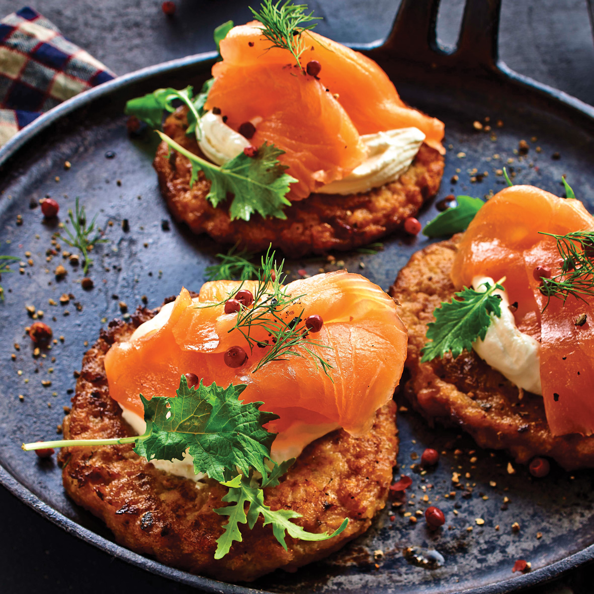 Lachs >Bio Räucherlachs natur | in Scheiben 500 g + Senf-Dillsauce | verpackt in der Holzkiste 2