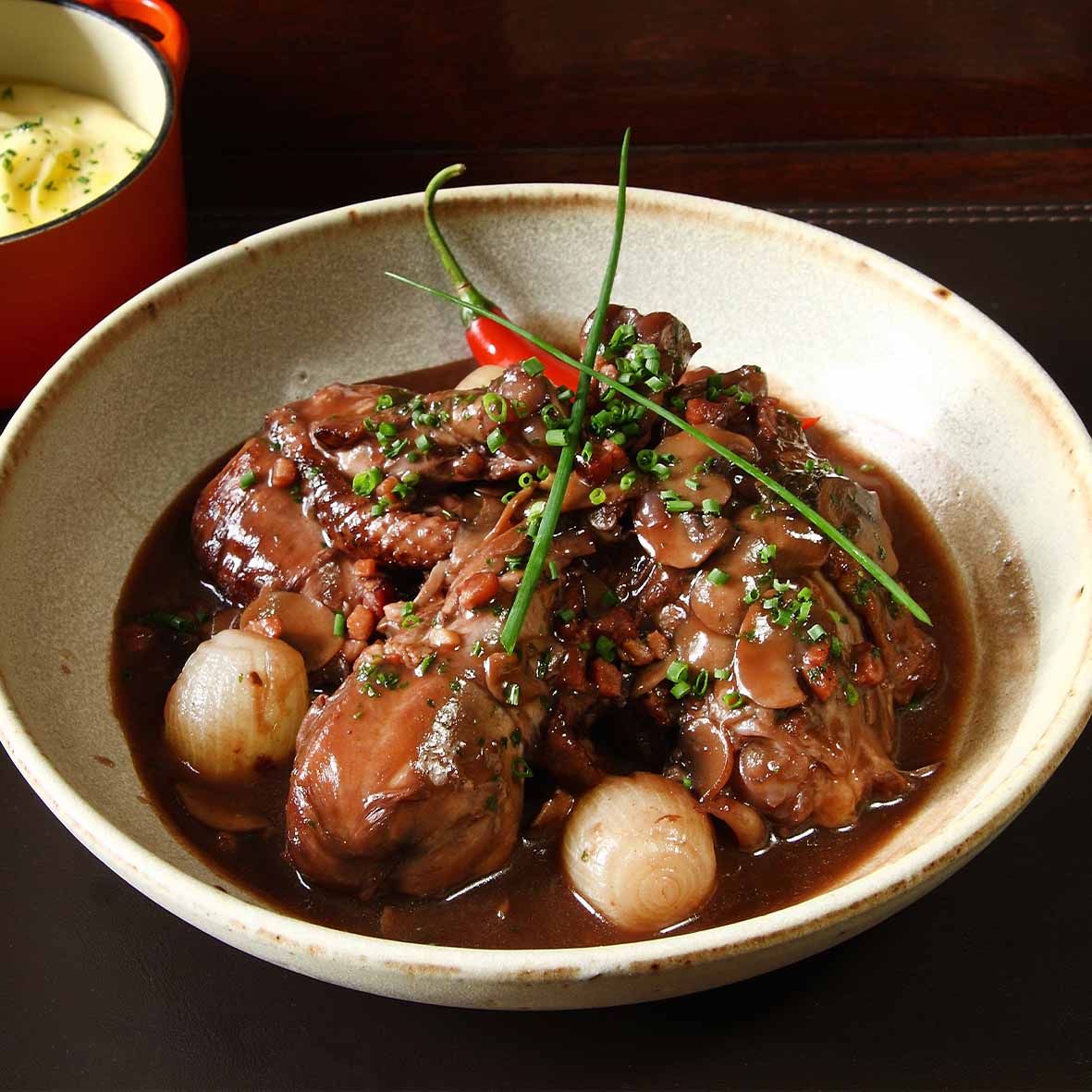 Coq au vin – Hähnchen in Rotweinsauce mit Speck und Perlzwiebeln (2 x 250 g)